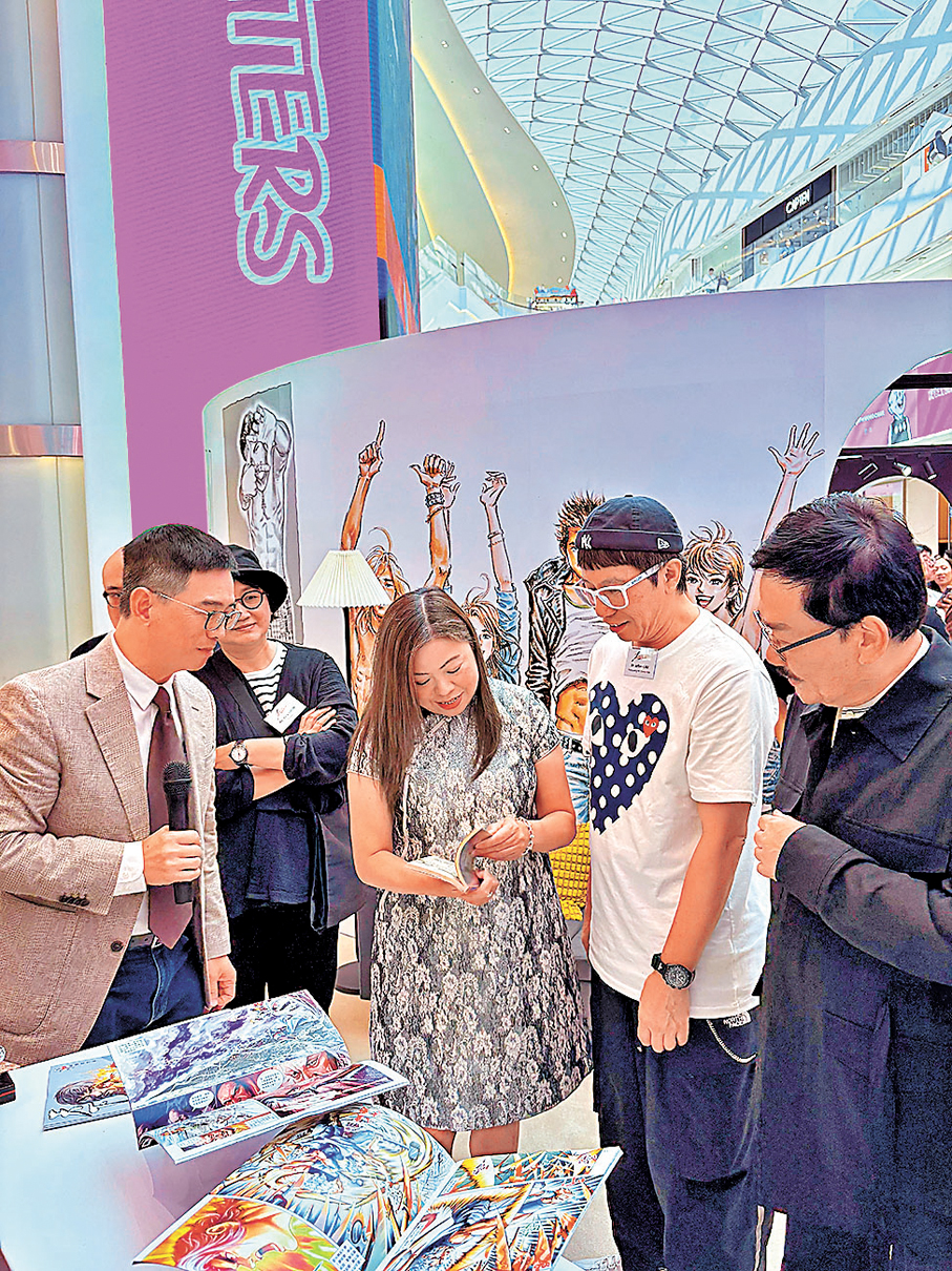 ●文體旅局局長羅淑佩（中）在黃玉郎（右一）和溫紹倫（左一）陪同下參觀「香港周2025@首爾」的漫畫展品。 政府新聞處圖片