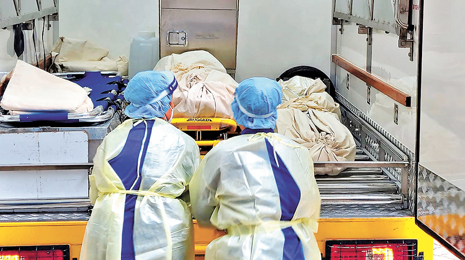 ●仵工將二人遺體舁送殮房。