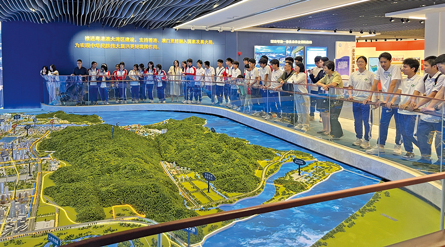 ●師生參觀橫琴文化藝術中心及天沐琴台規劃廳。 （澳門教青局圖片）