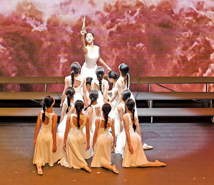 ●澳門演藝學院舞蹈學校學生演出《黄河大合唱》。