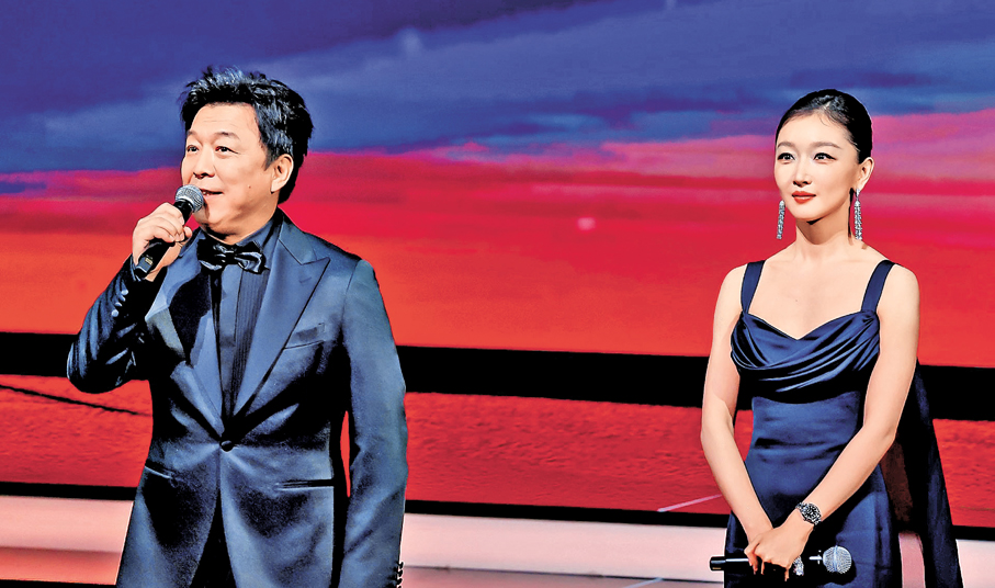 ●演員黃渤（左）和周冬雨共同「點亮金雞」。  香港文匯報記者蔣煌基  攝