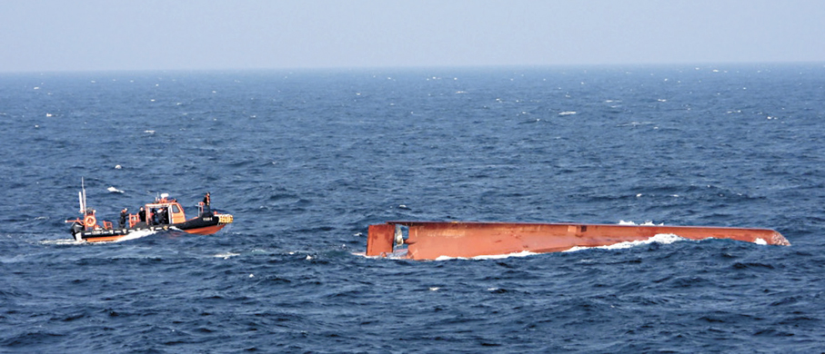 ●中國漁船傾覆現場。 新華社