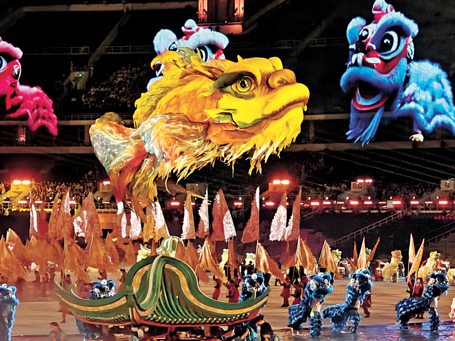 ●十五運會開幕式上，「鰲魚」遨遊天海。 香港文匯報記者黃寶儀  攝