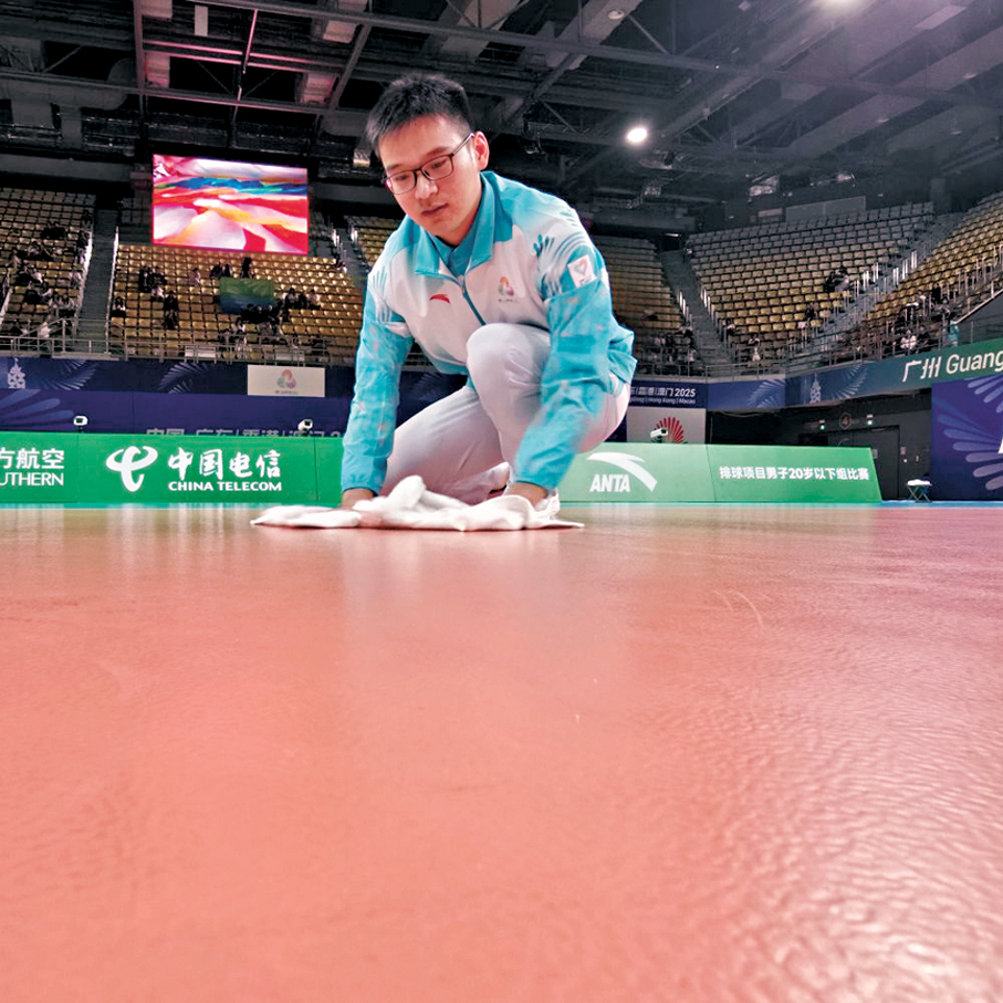 ●「快擦手」潘偉雄在工作中。 新華社