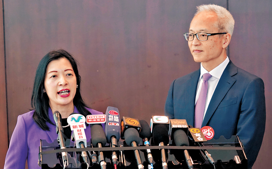 ●香港金管局副總裁及迅清結算控股副主席李達志（右）和港交所首席營運總監劉碧茵。  香港文匯報記者曾興偉  攝