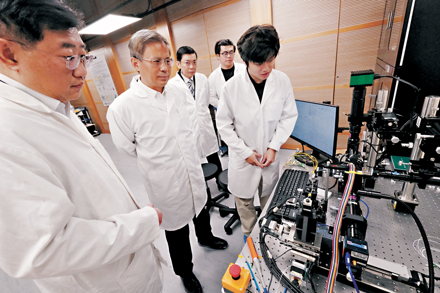 ●港理大人員展示量子科技研究設備。 香港文匯報記者涂穴  攝