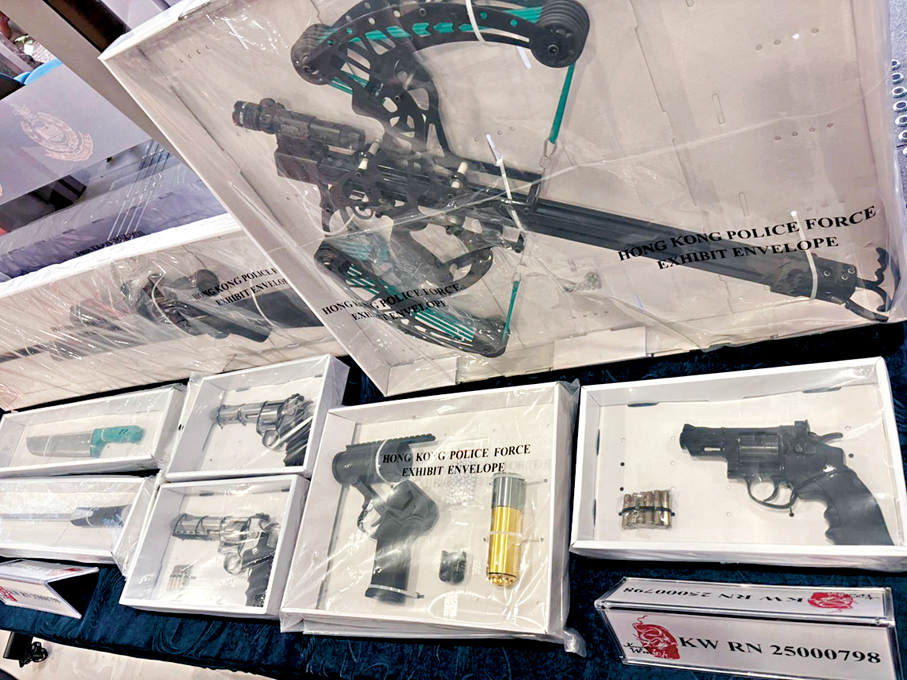 ●警方檢獲的長短火氣槍和弩等武器。 香港文匯報記者黃宇威  攝