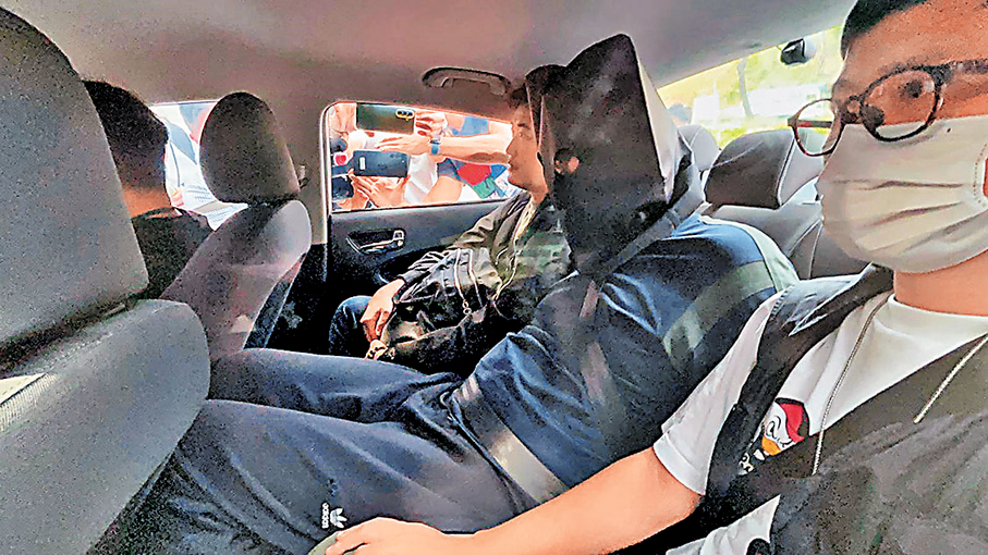 ●被捕男疑兇由探員押回警署調查。 香港文匯報記者黃宇威  攝