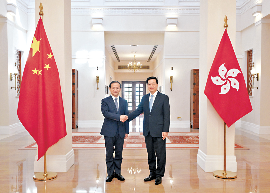 ●行政長官李家超（右）昨在禮賓府與北京市市長殷勇（左）會面。 政府新聞處圖片