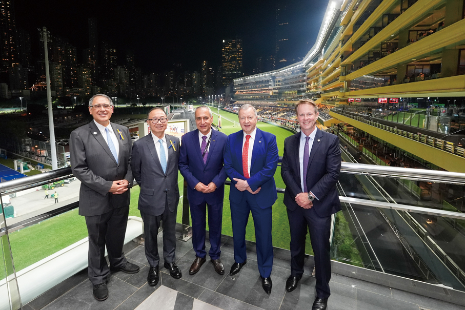 ●馬會主席廖長江（左二）、馬會副主席兼中國香港馬術總會會長黃嘉純（左一）、馬會行政總裁應家柏（右二）、國際馬術聯合會會長Ingmar De Vos（左三）及馬會賽馬事務執行總監夏定安（右一），出席於跑馬地馬場舉行的國際馬聯年度大會歡迎晚宴，共賞馬場的璀璨景致。