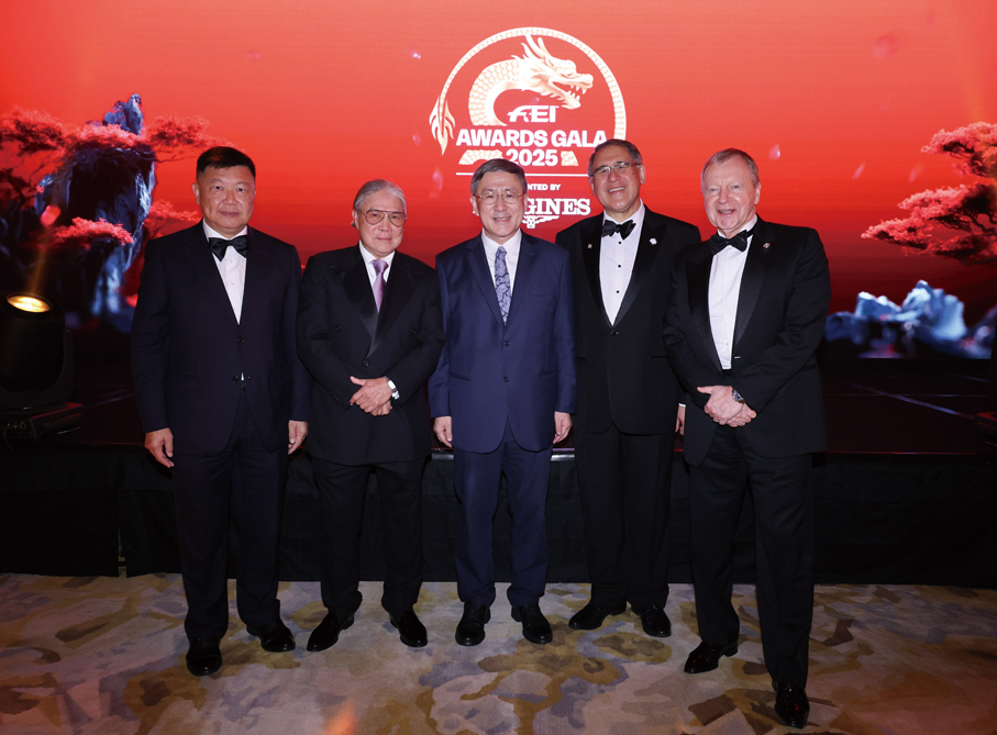 ●香港特別行政區政府政務司副司長卓永興（中）、馬會副主席兼中國香港馬術總會會長黃嘉純（右二）、馬會行政總裁應家柏（右一）、中國香港體育協會暨奧林匹克委員會會長霍震霆（左二）及義務秘書長楊祖賜（左一），在國際馬聯頒獎典禮上合照。