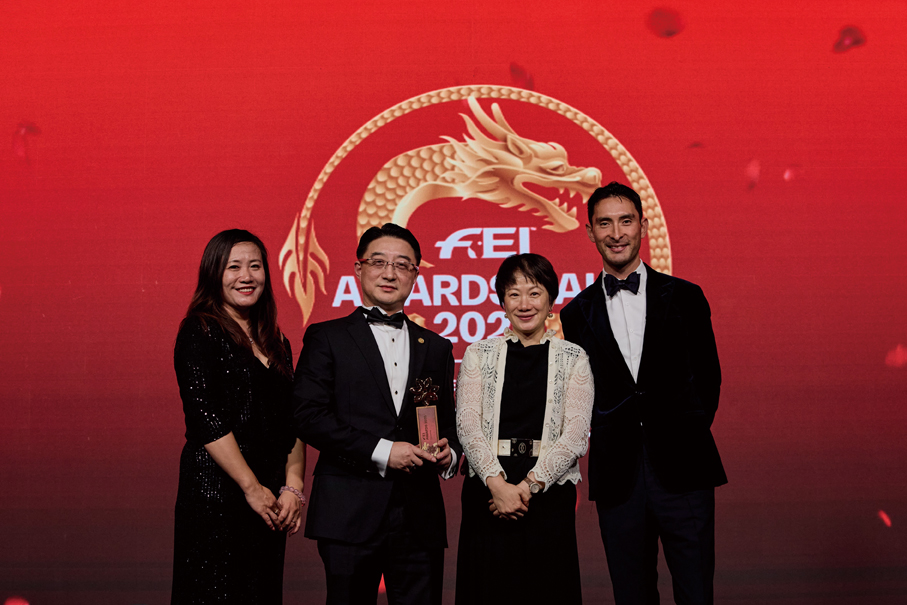 ●上海市體育發展基金會「人馬一心」的馬房管理挑戰賽專案，榮獲2025年國際馬聯「激勵獎」，並由同時擔任馬會內地馬術大使的華天（右一）出任項目大使。