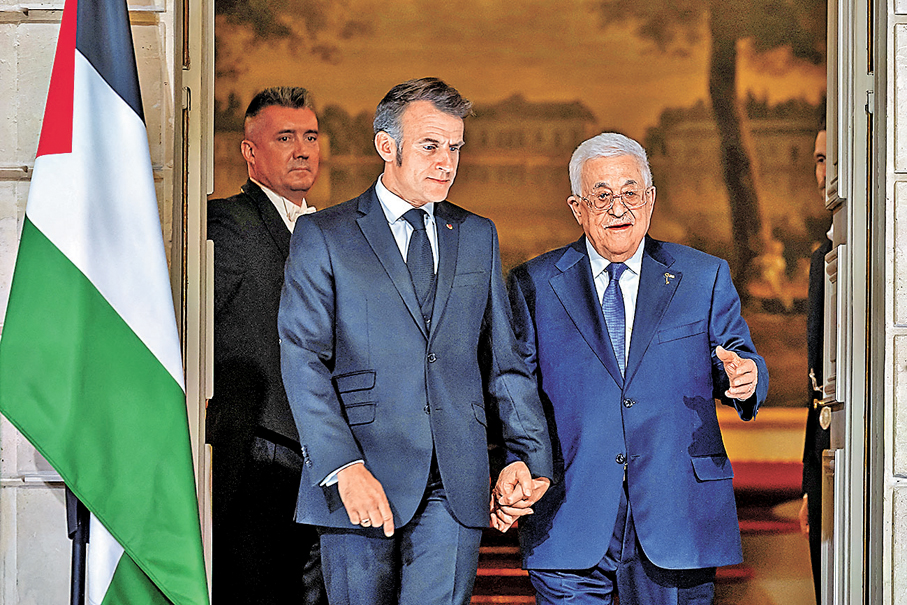 ●馬克龍（左）與阿巴斯會談後一同步出愛麗舍宮。 路透社