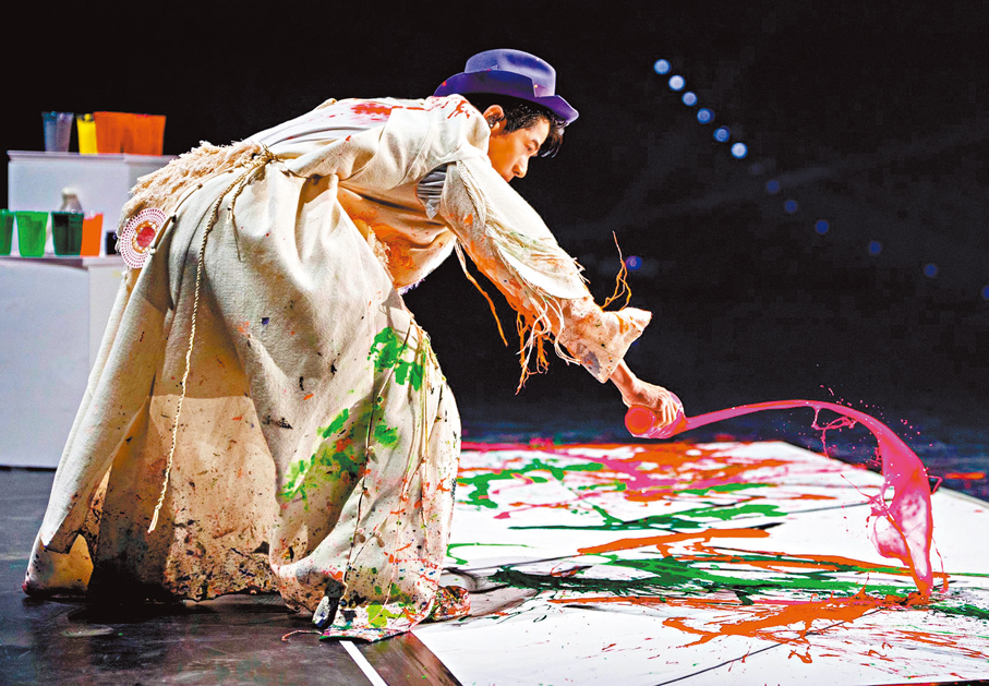 ●郭富城邊唱邊潑油彩作畫。