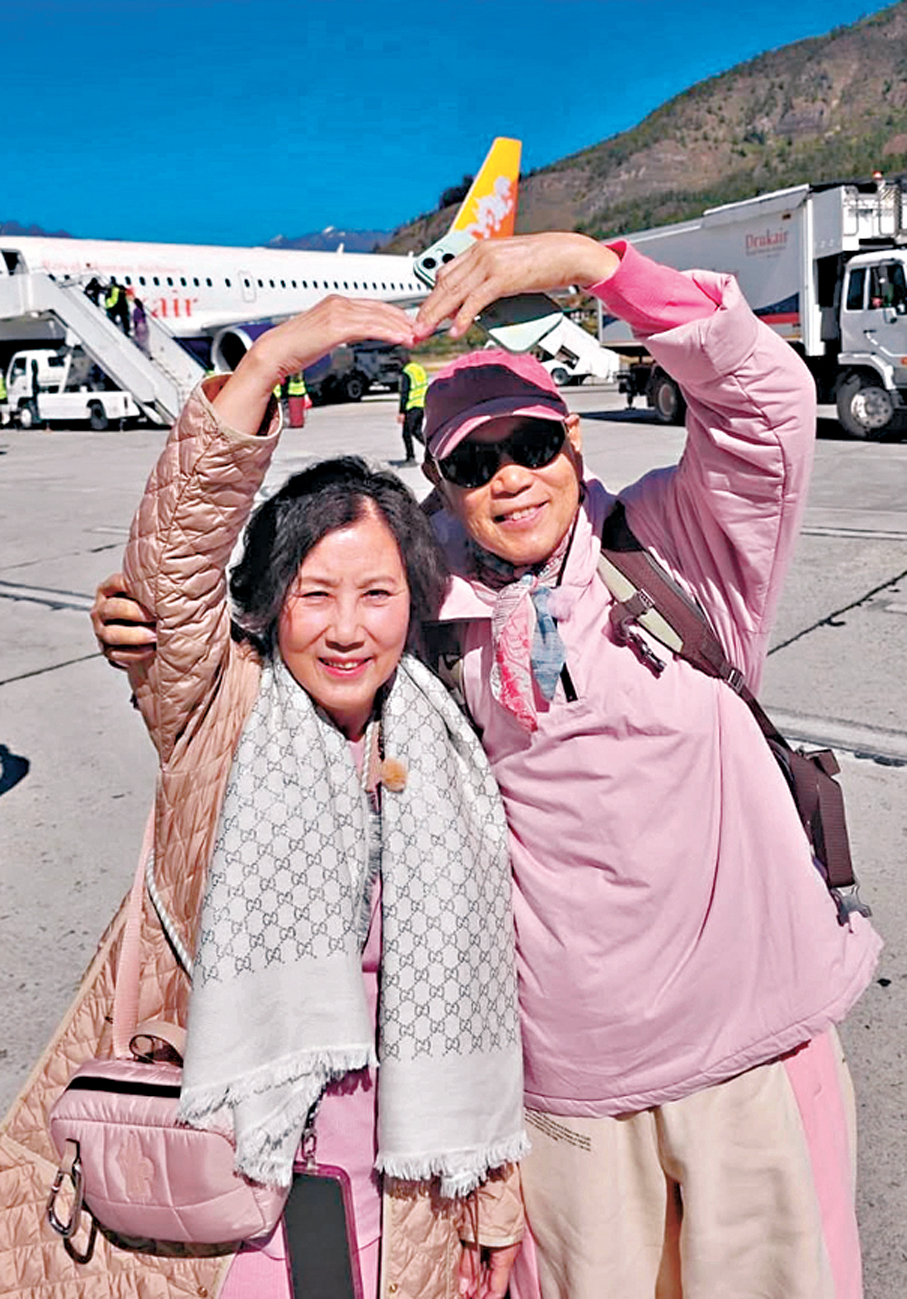 ●汪明荃與羅家英合力做出「大心心」手勢。