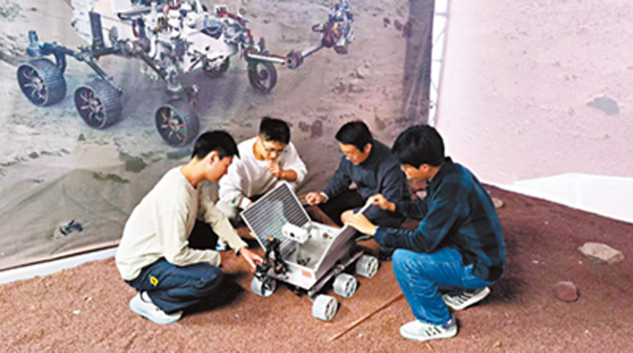 ●北航宇航學院以星球車為載體指導學生開展科技實踐。