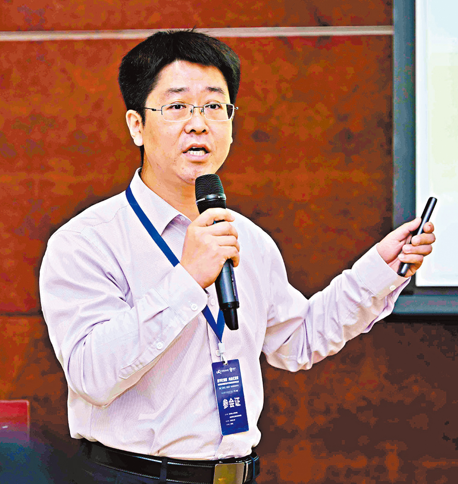 ●北京航空航天大學宇航學院副院長師鵬教授在珠海做課程教學專題報告。