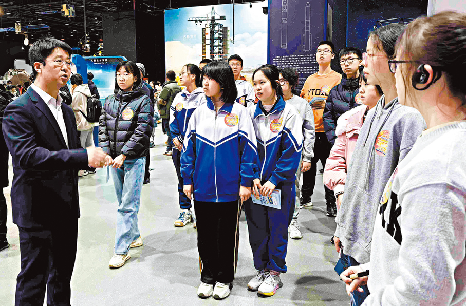 ●師鵬在中國科學技術館向中學生講解航天知識。