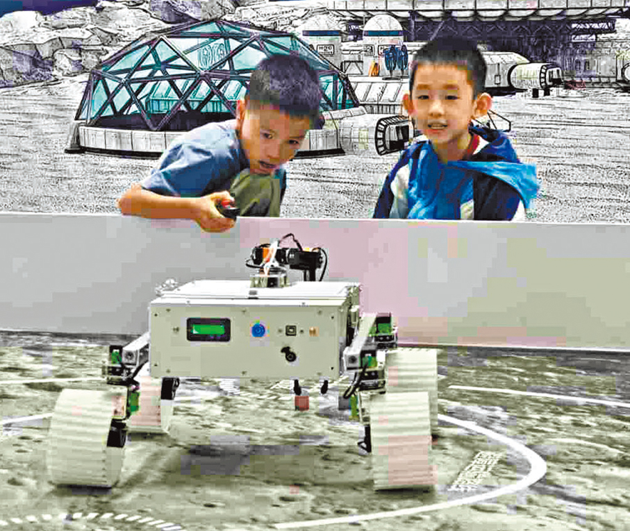 ●中國探月工程最終目標是造福國民和全人類。圖為北航宇航學院參加全國科普月公益展示活動。