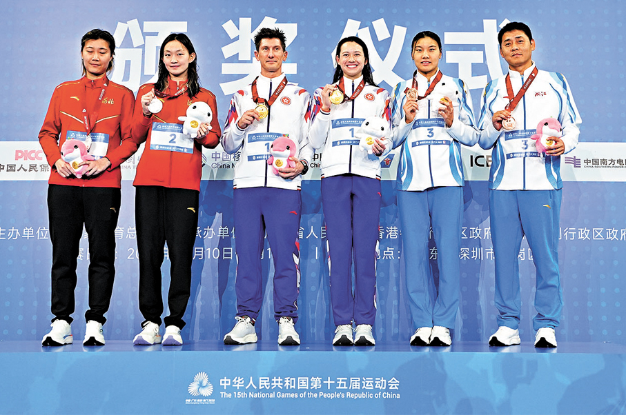 ●何詩蓓（右三）、李冰潔（左二）、柳雅欣（右二）在頒獎儀式上合影。  新華社