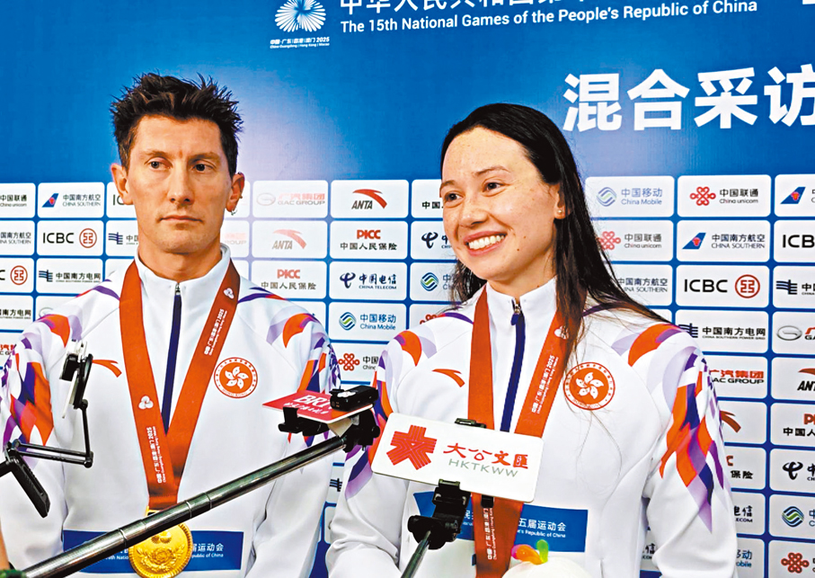 ●何詩蓓（右）賽後接受訪問。  香港文匯報記者石華 攝