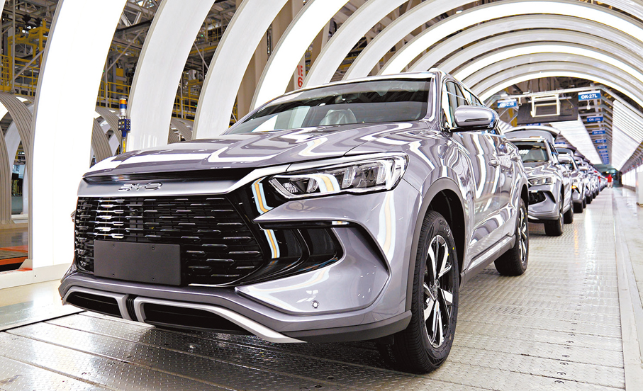 ●中國大規模改變生產和消費能源的方式。圖為比亞迪新能源汽車「宋Pro」生產線。  資料圖片