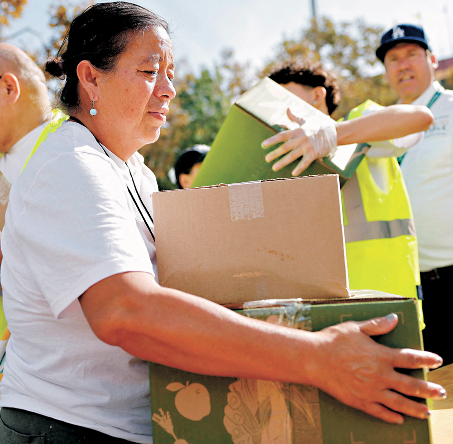 ●美國居民在洛杉磯參加大型食物救援活動，派發免費食物包。 法新社
