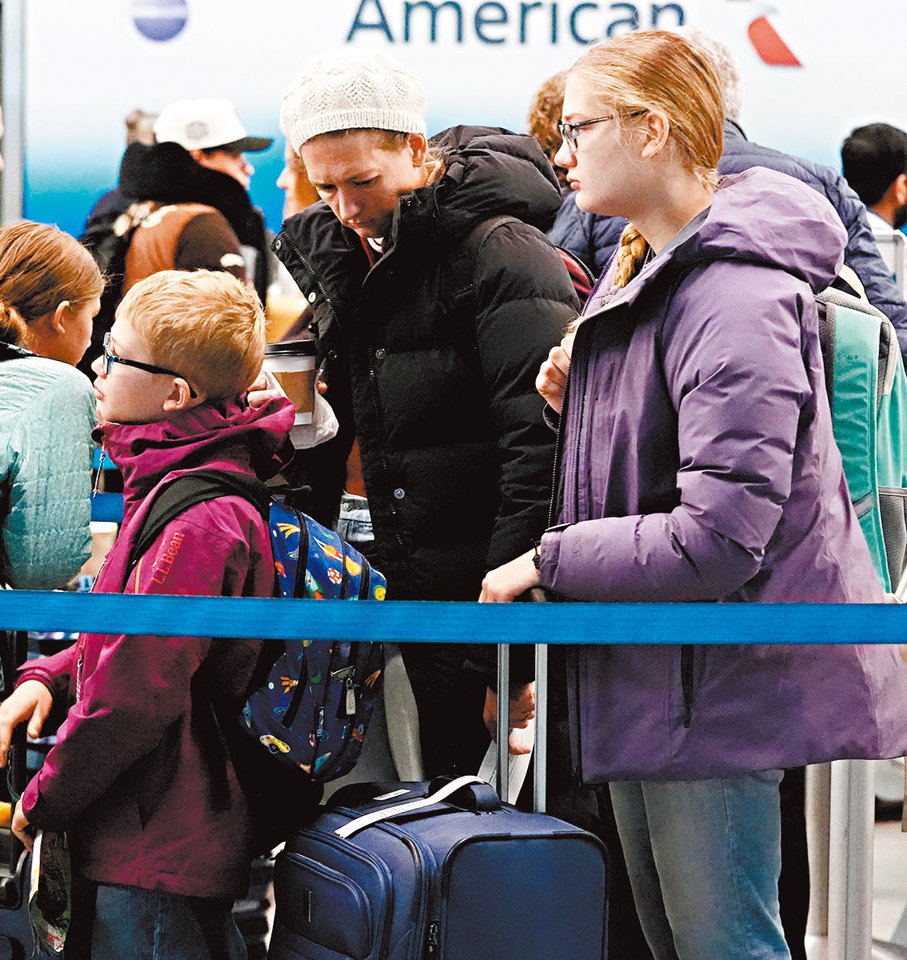 ●旅客周三在芝加哥奧黑爾國際機場排隊辦理登機手續。 美聯社