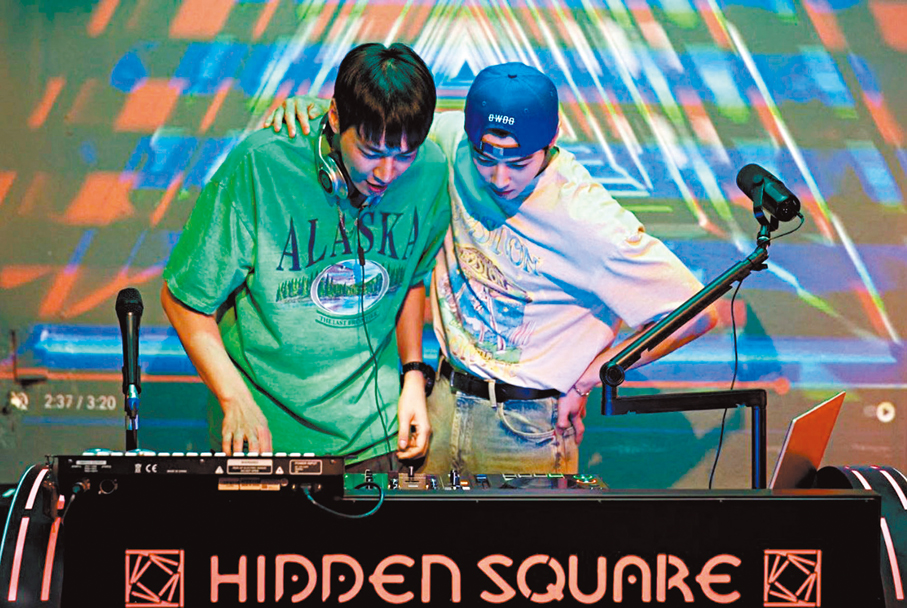 ●金英光（左）時隔4年夥拍車銀優合演喜劇。