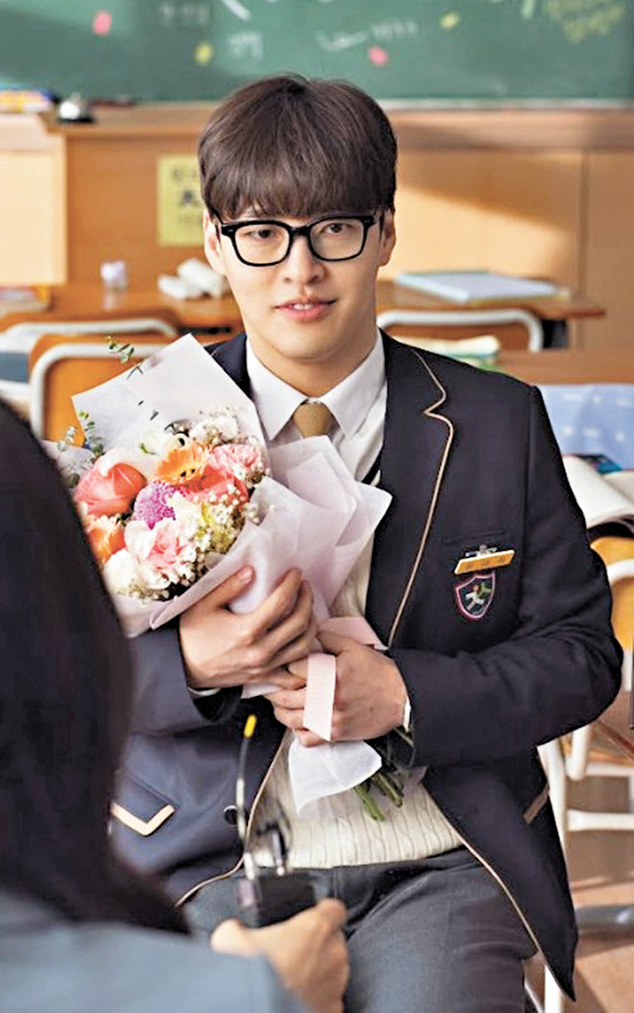 ●姜河那學生造型可愛。