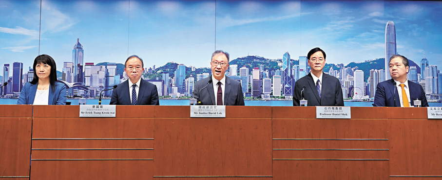 ●選舉管理委員會、政制及內地事務局和選舉事務處簡介立法會換屆選舉投票安排。 香港文匯報記者曾興偉  攝