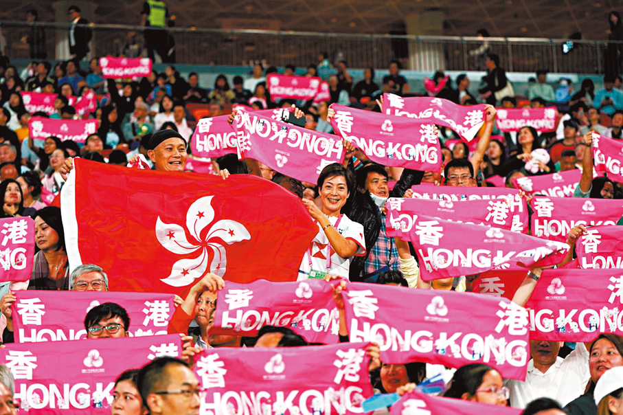 ●球迷高舉粉紅旗幟，慶賀港隊奪金。