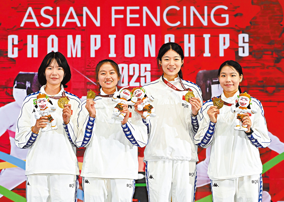 ●國家隊今夏在亞錦賽女重團體賽封后，一眾成員將成為港隊最大勁敵。  FIE圖片