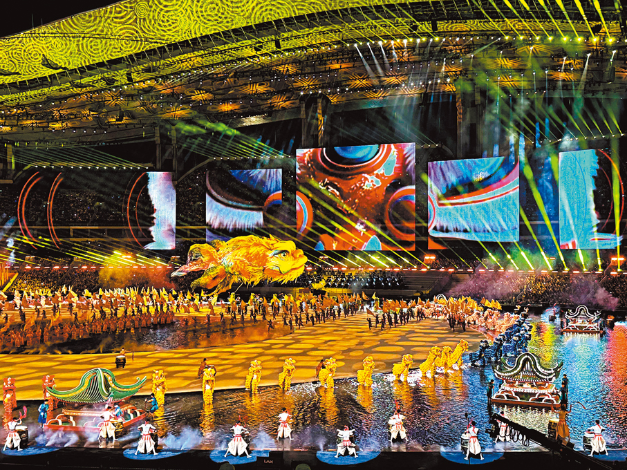 ●十五運會開幕式現場不少令人眼前一亮的科技場景，背後都離不開廣東企業的技術支撐。圖為開幕式現場的燈光效果。 香港文匯報記者盧靜怡  攝