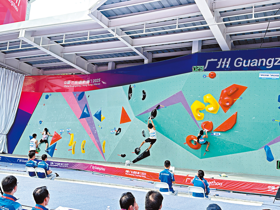 ●14日，十五運會攀石比賽在廣州大學城體育中心極限運動公園舉行。 香港文匯報記者敖敏輝  攝