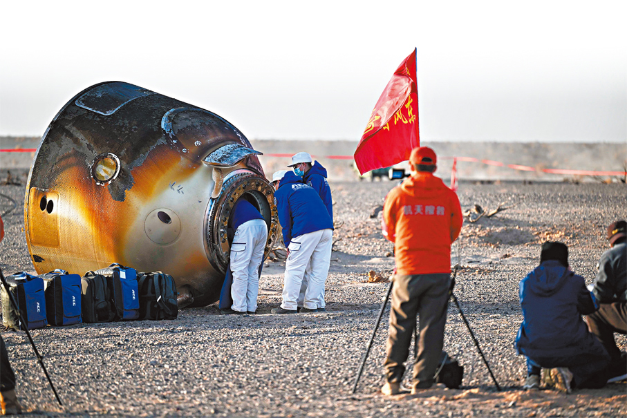 ●14日，載着神舟二十號航天員乘組的神舟二十一號載人飛船返回艙在東風着陸場成功着陸。 新華社