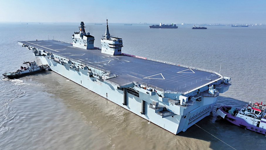 ●11月14日9時許，中國076兩棲攻擊艦首艦四川艦從上海滬東中華造船廠碼頭解纜啟航，赴相關海域開展首次航行試驗任務。 新華社