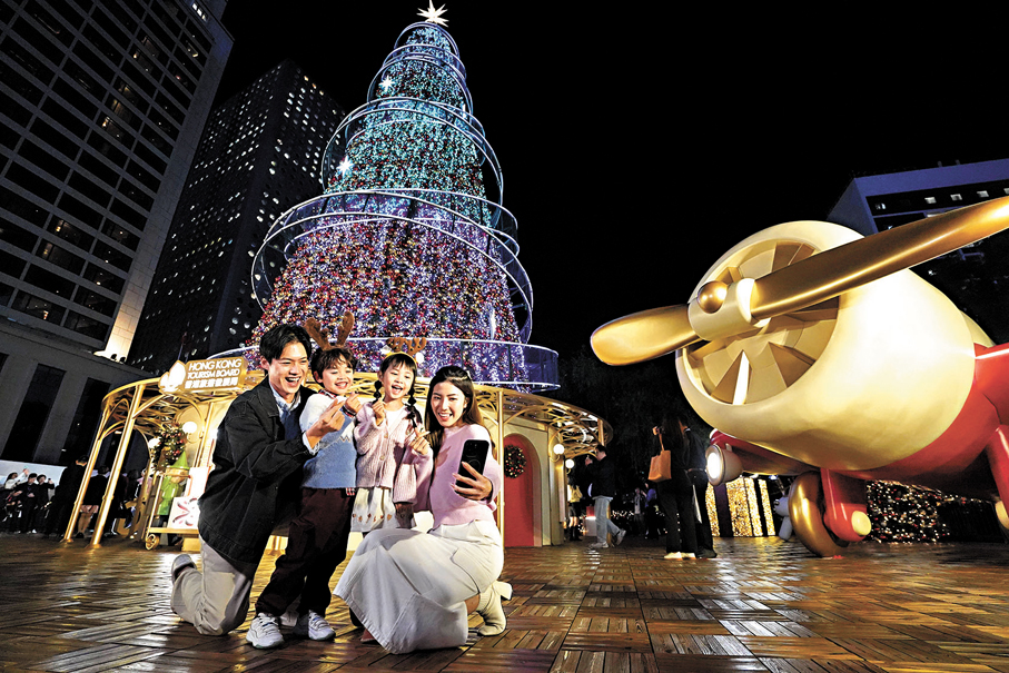 ●「聖誕天地」設有多個打卡熱點，包括巨型玩具飛機。 香港文匯報記者曾興偉  攝
