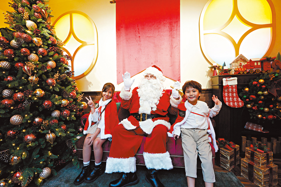 ●聖誕老人會於小屋內驚喜現身，與遊客拍照。 香港文匯報記者曾興偉  攝