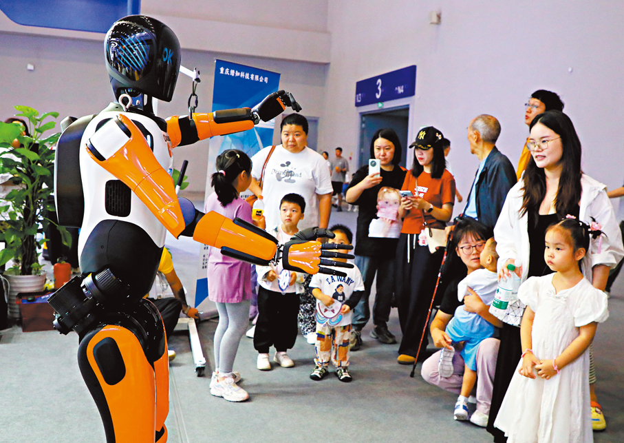 ●人形機器人在今年「雙11」嶄露頭角，成為消費市場的新寵。圖為早前在重慶舉行的2025世界智能產業博覽會上，一台人形機器人正在展示太極拳。 資料圖片