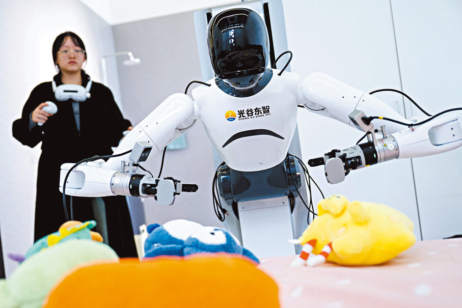 ●11月6日，在湖北人形機器人創新中心，人形機器人數據採集員在進行數據採集工作。 新華社