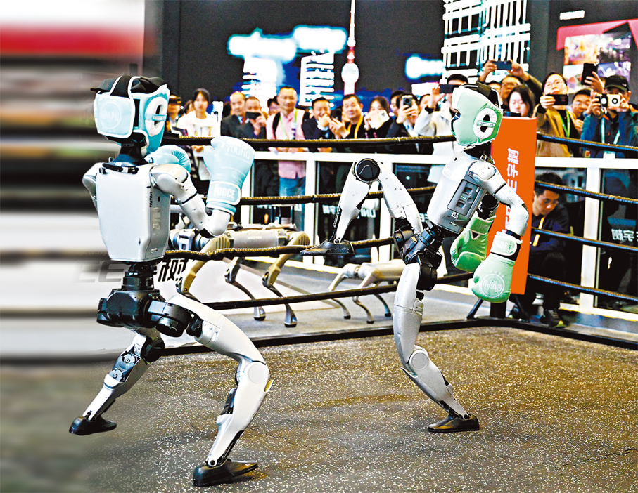 ●人形機器人滿足競賽和教育等多元需求。圖為11月6日，在第八屆進博會宇樹科技展台上，人形機器人進行格鬥表演。 新華社
