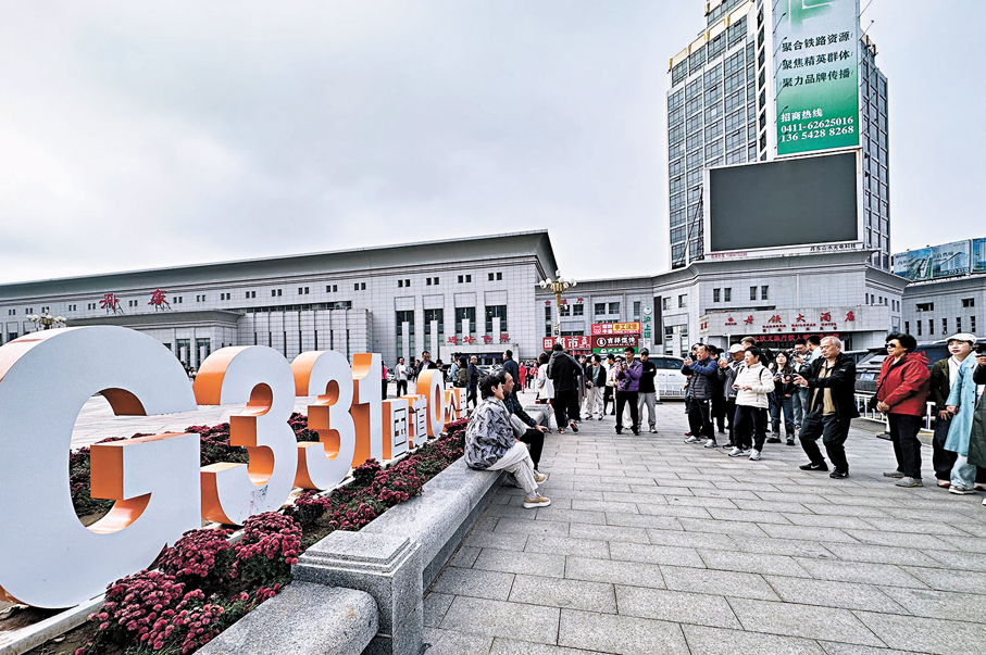 ●遊客在丹東天橋溝景區遊覽。