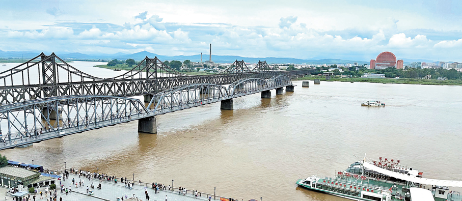 ●橫亘在鴨綠江上的斷橋遺蹟是抗美援朝戰爭的歷史見證。