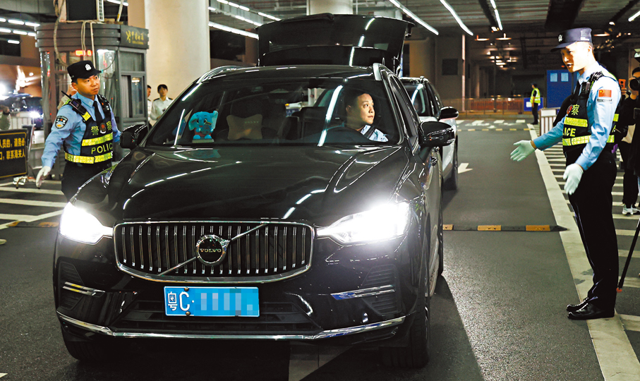 ●首階段粵車南下昨日正式實施，圖為第一輛「粵車」通關。香港文匯報珠海傳真