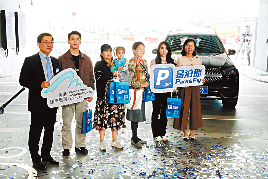 ●轉機停車場乘客歡迎儀式。陳美寶（右一）與林天福（左一）與乘客合照。香港文匯報記者萬霜靈  攝
