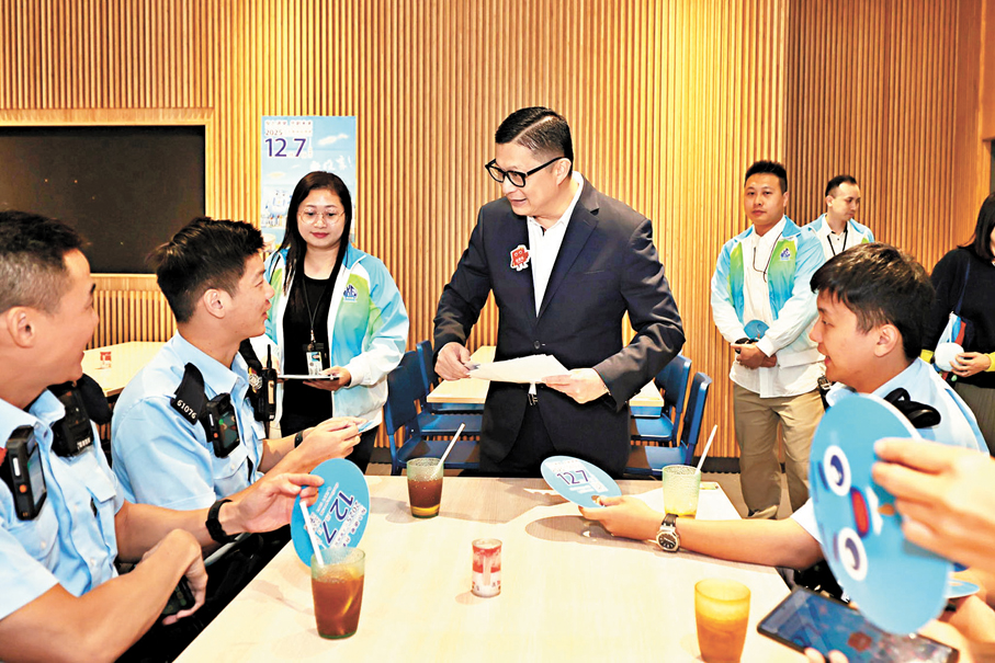 ●鄧炳強近日分別走訪飛行服務隊分部、醫療輔助隊總部、分區警署同消防局，親身同前線同事分享立法會選舉投票的重要意義。鄧炳強Fb圖片