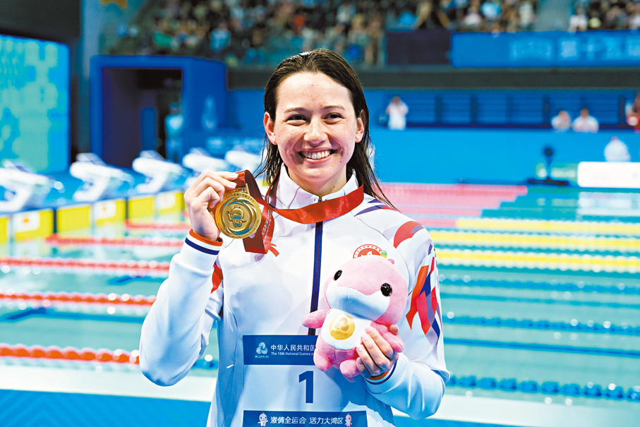 ●何詩蓓在頒獎儀式後展示金牌。 新華社
