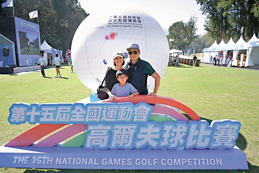 ●球迷莫先生一家三口特意入場支持港隊。公關圖片