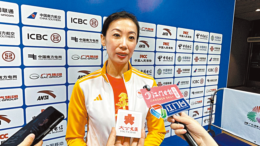 ●張曉歡佩服香港花游「學生軍」堅持訓練。 香港文匯報記者敖敏輝  攝